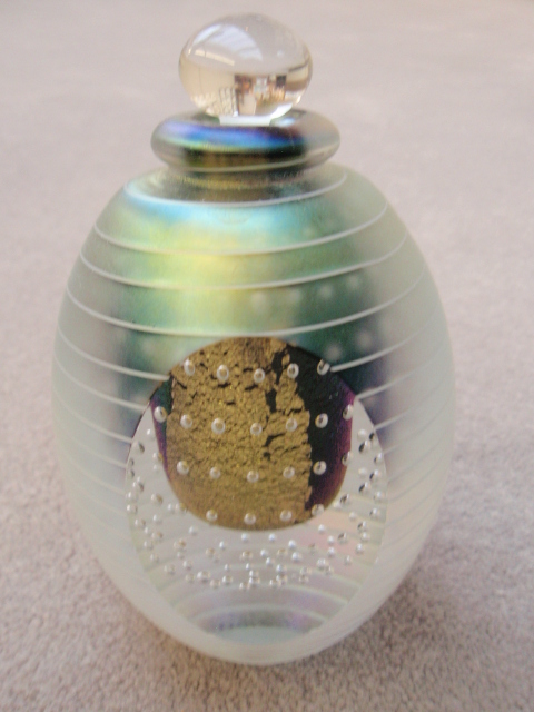 Perfume
                    with bubbles and faceted front