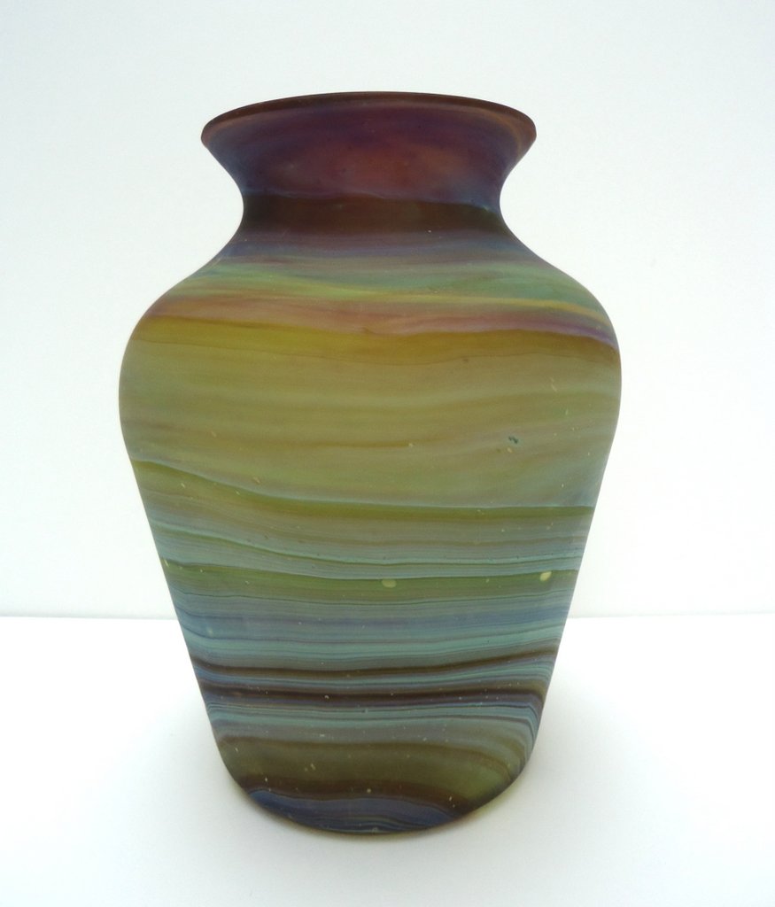 Short neck wide
                  vase