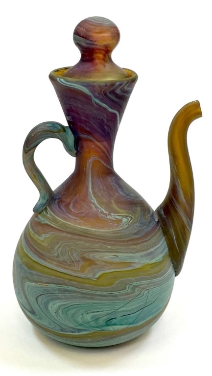 Short decanter
                  with handle, spout, cover