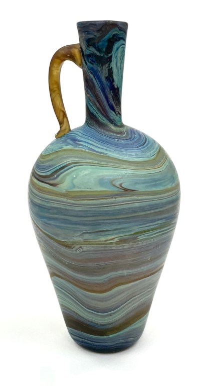 High hip single
                  handle vase