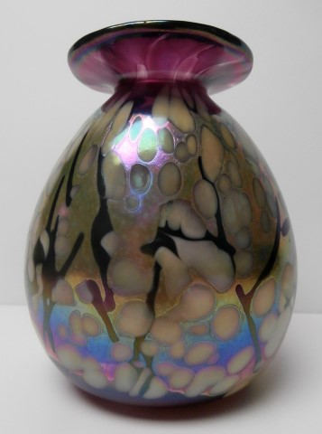 Violet
                      rim vase with white forms