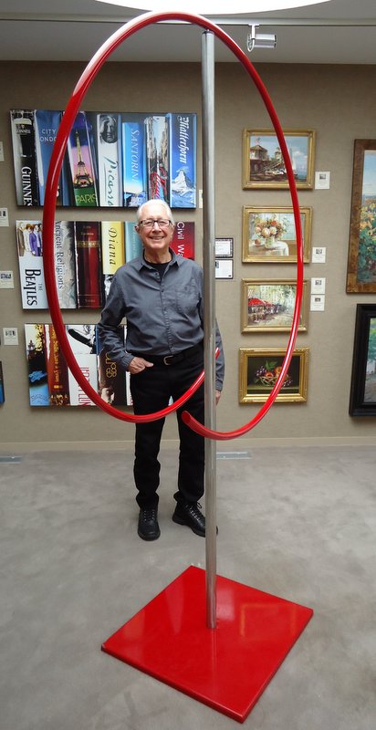Artist Jack
                    Hillman with commissioned sculpture