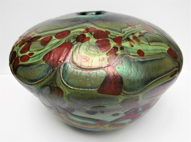 Wide vase with lime
                      and red